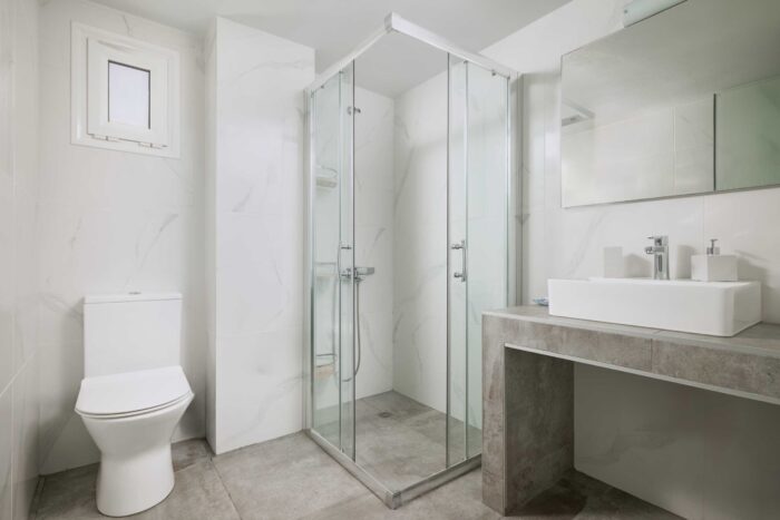 Bathroom with shower in Ierapetra vacation apartment