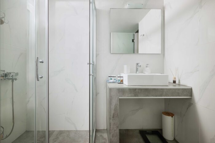 Bathroom with shower in Ierapetra vacation apartment