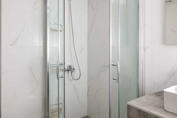 Bathroom with shower in Ierapetra vacation apartment