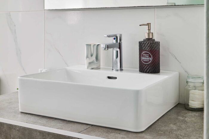 Bathroom with shower in Ierapetra vacation apartment