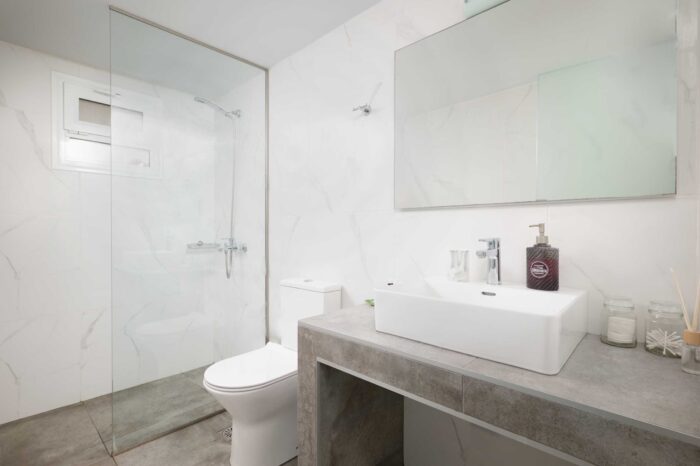 Bathroom with shower in Ierapetra vacation apartment