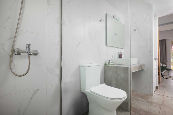 Bathroom with shower in Ierapetra vacation apartment