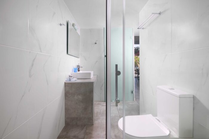 Bathroom with shower in Ierapetra vacation apartment